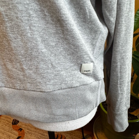 Vuori Light Gray Long Sleeve Women's Top - Picture 3 of 3